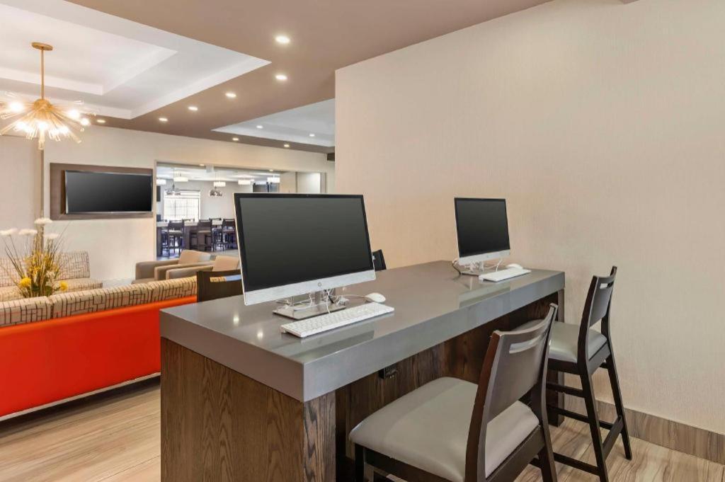 Best Western Plus Executive Inn Торонто Екстериор снимка