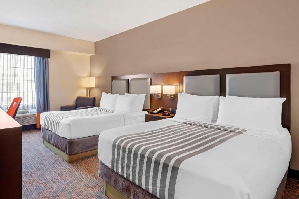 Best Western Plus Executive Inn Торонто Екстериор снимка
