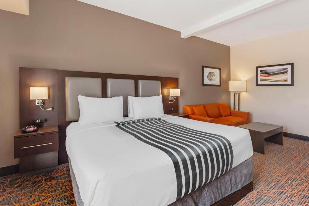 Best Western Plus Executive Inn Торонто Екстериор снимка