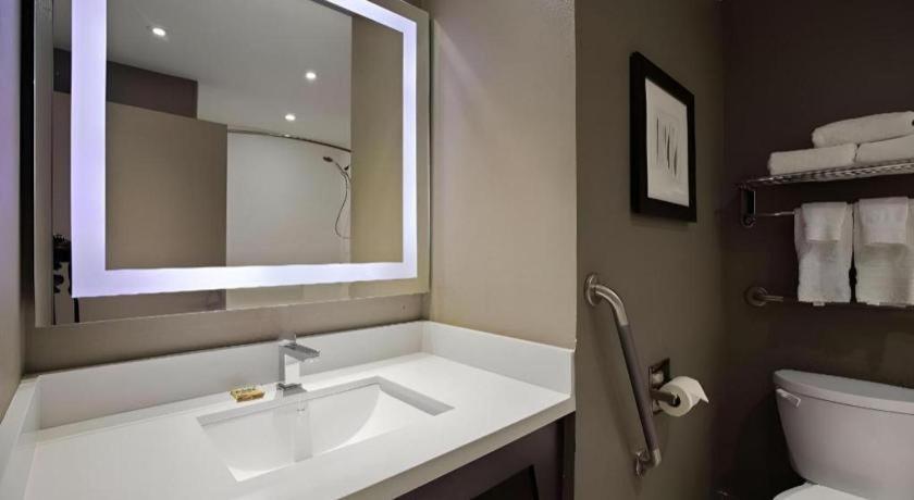 Best Western Plus Executive Inn Торонто Екстериор снимка