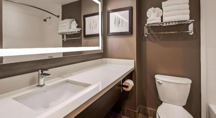 Best Western Plus Executive Inn Торонто Екстериор снимка