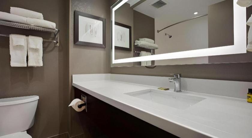 Best Western Plus Executive Inn Торонто Екстериор снимка